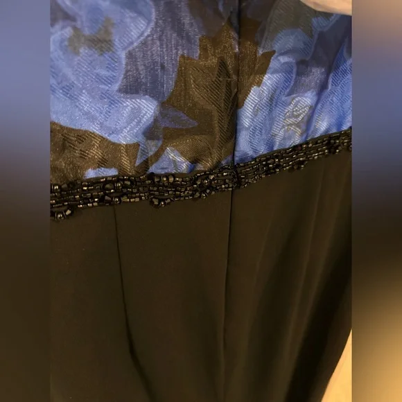 Carmen Marc Valvo Formal Gown. Size 4. - Picture 6 of 8